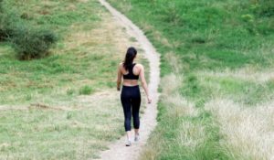 Tuinieren, wandelen en schoonmaken voor een langer leven